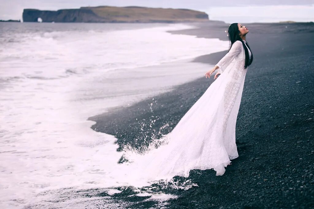 Шлейф воды. Фотосессия на море в длинном платье. Девушка в длинном белом платье. Девушка в длинном платье. Фотосессия на море в платье.