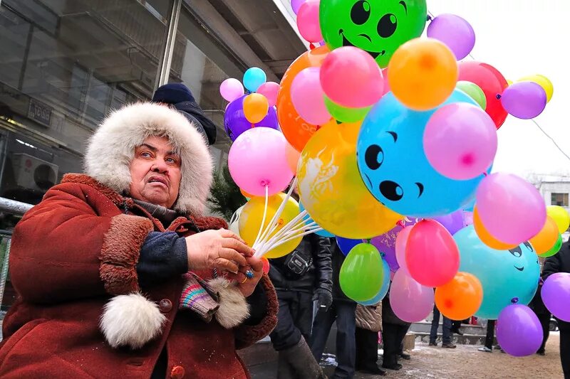 Продавец воздушные шары. Приколы с воздушными шарами. Бабка с шарами. Прикольные фото с шариками. Шарики с приколами.