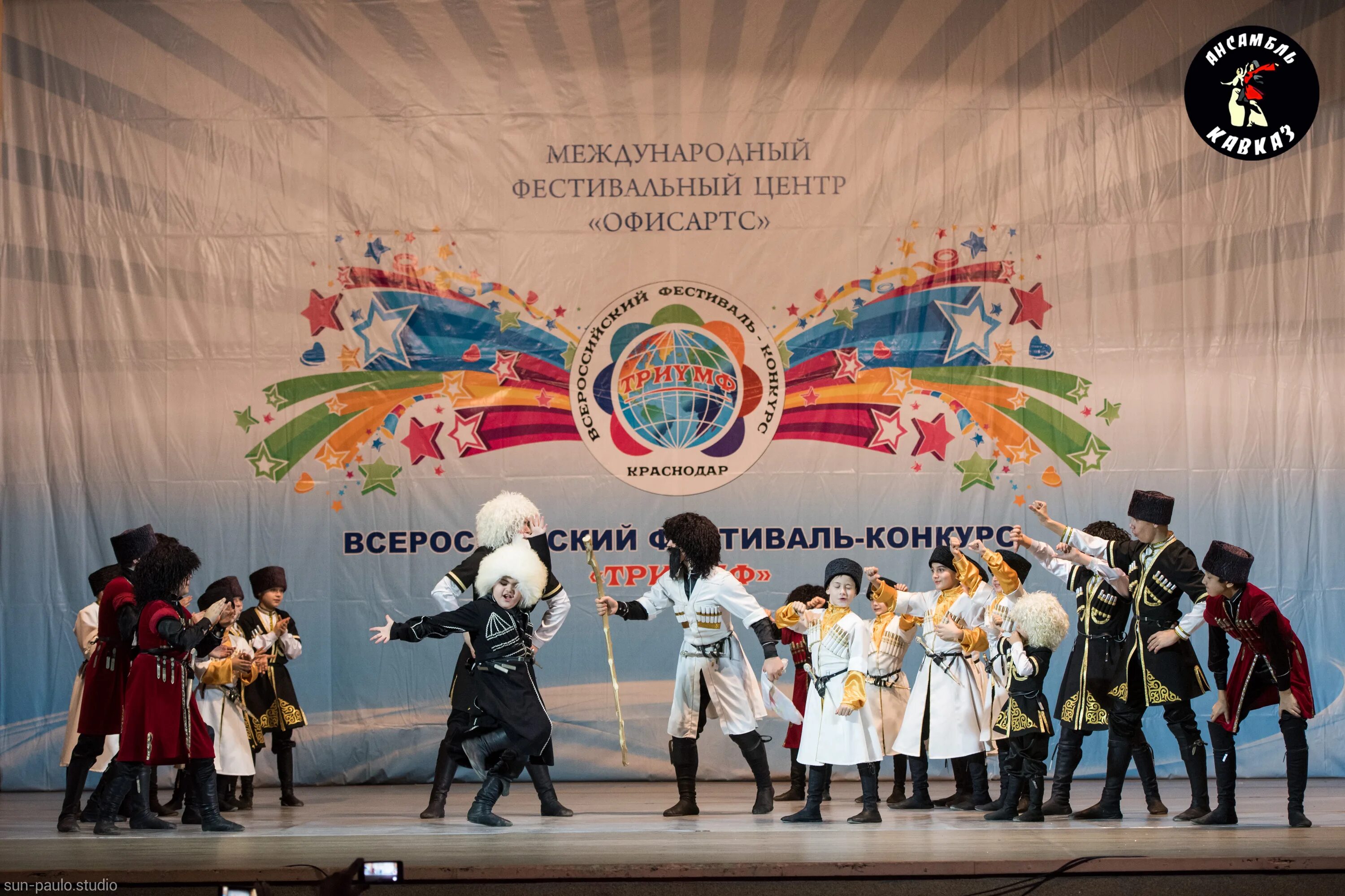 Студия кавказских танцев ростов. Студия кавказского танца. Школа танцев кавказские танцы. Ансамбль кавказ ростов. Ансамбль лезгинка ростов на дону.