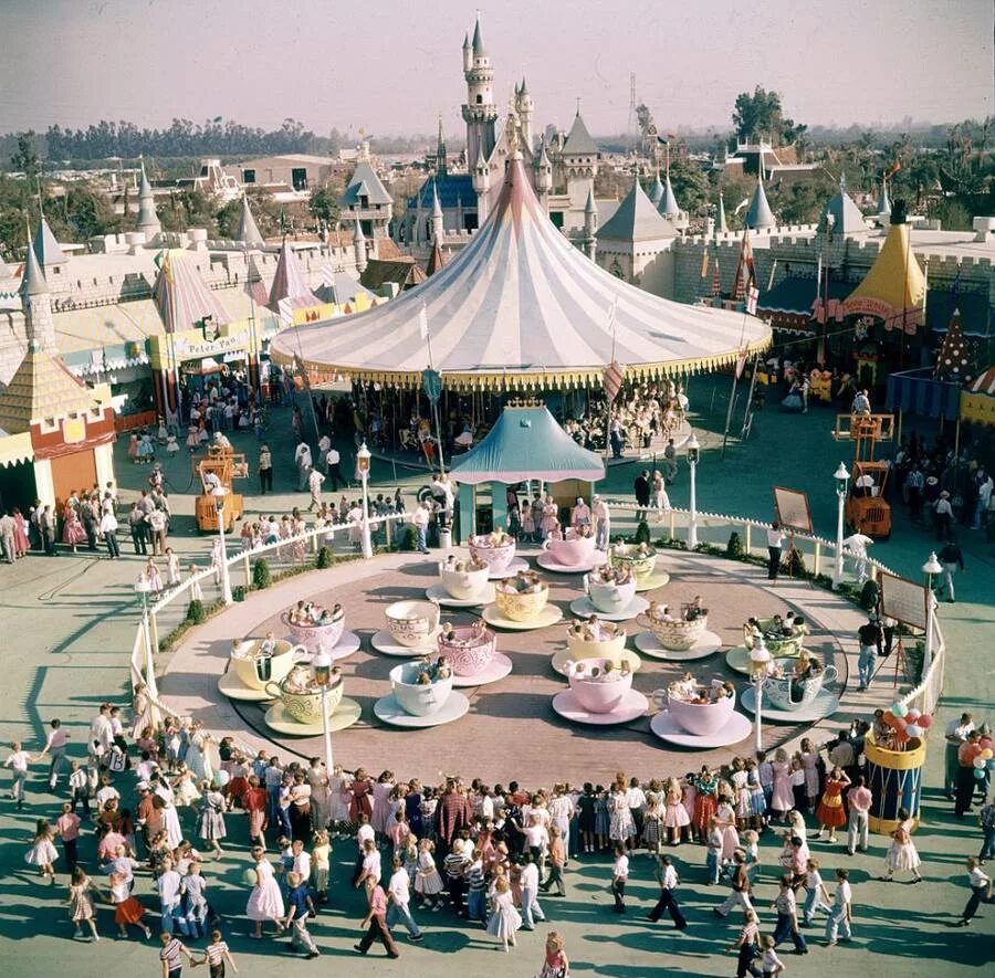 Парк Уолт Дисней 1955. Уолт Дисней Диснейленд. Уолт Дисней парк развлечений в США. Первый Диснейленд 1955.