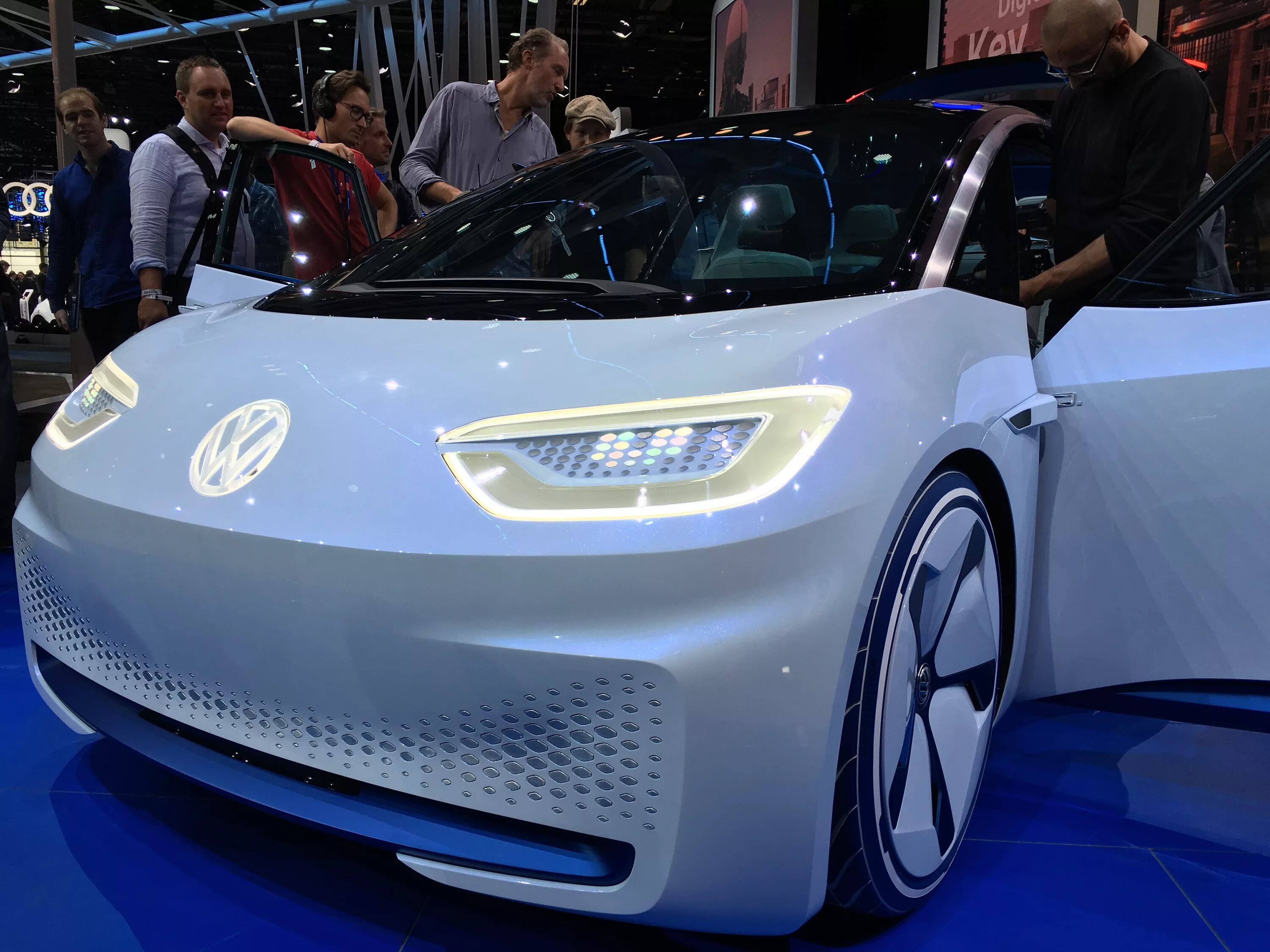 Машины 2026. Volkswagen Electric car 2021. Volkswagen электромобиль 2022. Hyundai Electric car 2021. Electric car Volkswagen 2021 sedan.