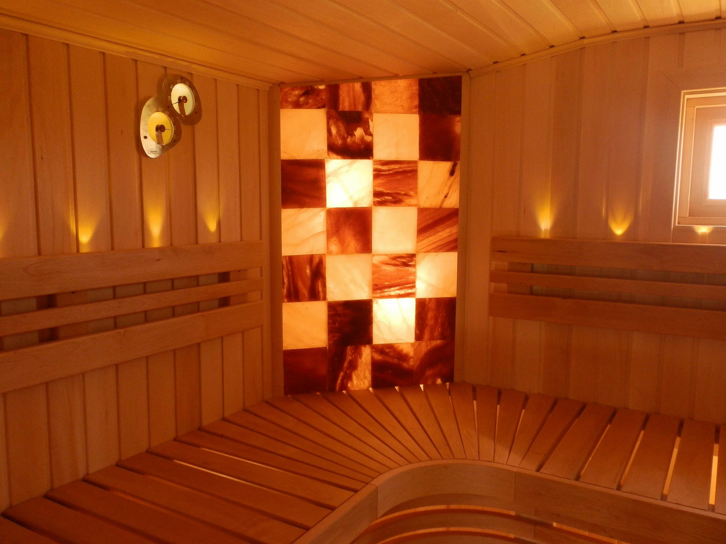 Отделка сауны гималайской солью. Гималайская соляная баня. Сауна соль. Сауна с гималайской солью. Гималайская соль для бани в парилке.