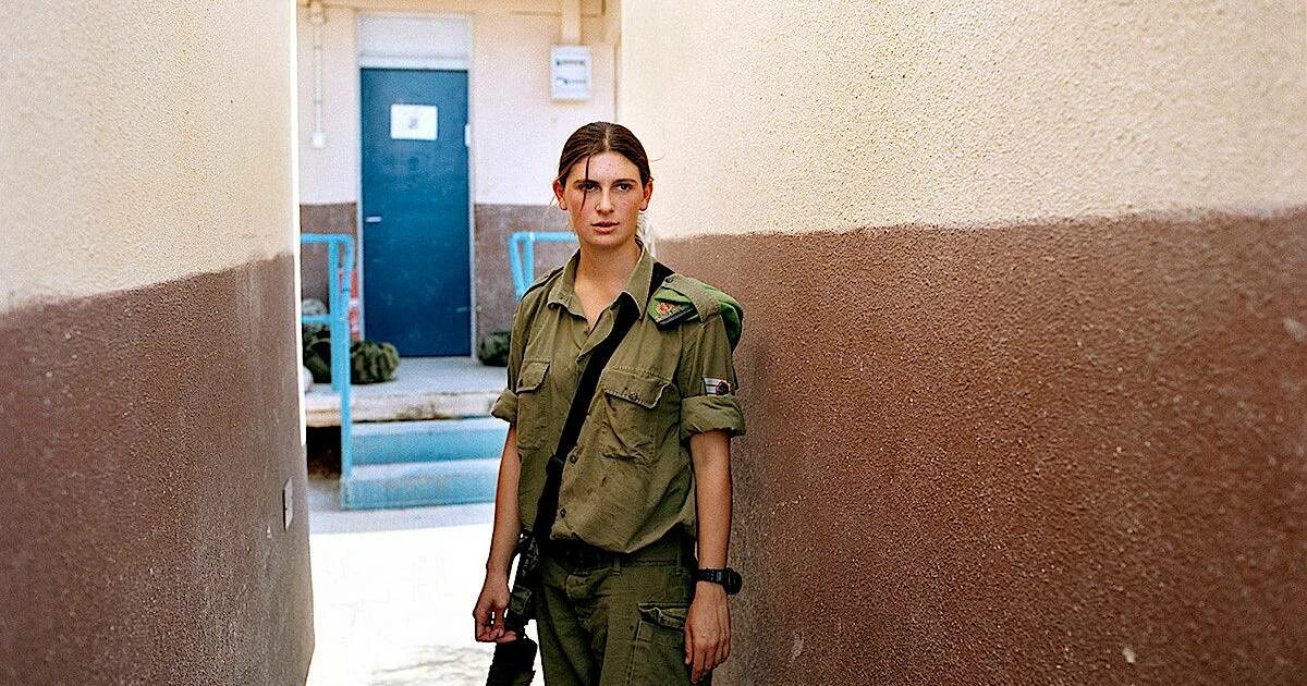 Портрет солдата фото. Солдатки израиля цахал. Женщины военнослужащие. Женщина с ружьем 19 век. Воинское приветствие женщины.