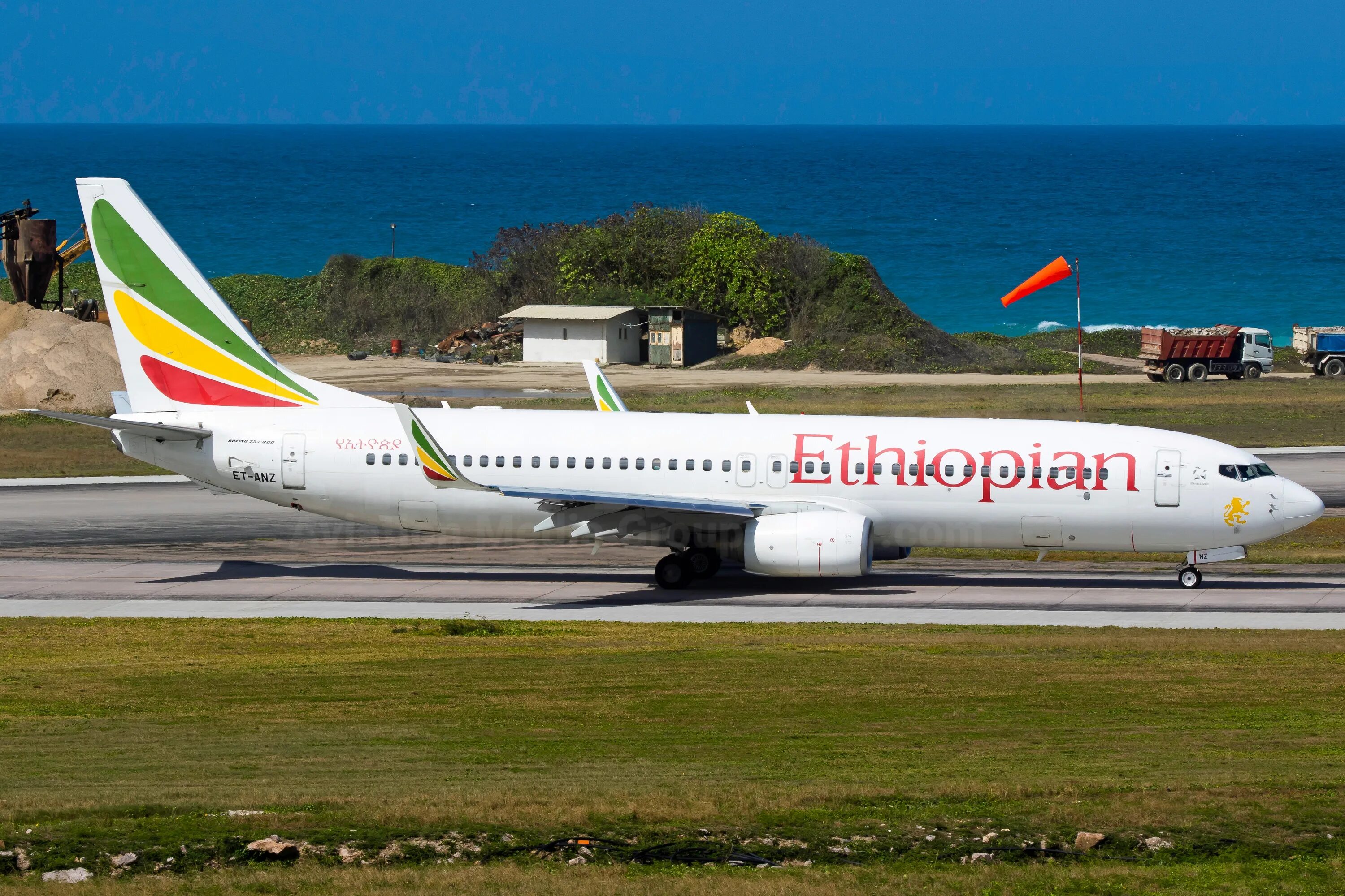 Et 761 ethiopian airlines. Ethiopian Airlines 737-700. 737-8 Ethiopian Airlines. Boeing 737-800 эфиопские авиалинии.