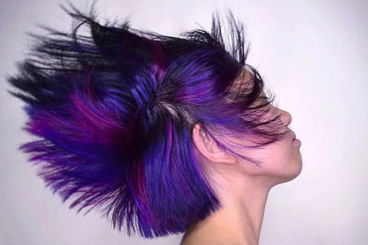 Прически 2023 с цветными волосами съемными. Прически в 2023 фиолетовые женские. Black and Purple hair. Модное окрашивание 2023 на темные волосы. Окрашивание волос мода 2024