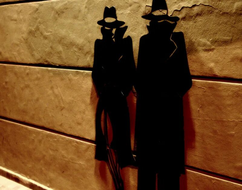 Незнакомец в отражении 39. Мужчина и женщина отражение в зеркале. Незнакомец в отражении 39. Холли берри идеальный незнакомец. Мужская фотосессия с зеркалом.