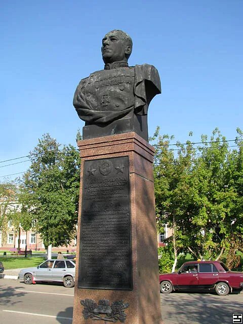 катуков озеры. памятник маршалу катукову озеры. памятник маршалу катукову озеры. бюст катукова в городе озёры. памятник катукову в озерах.