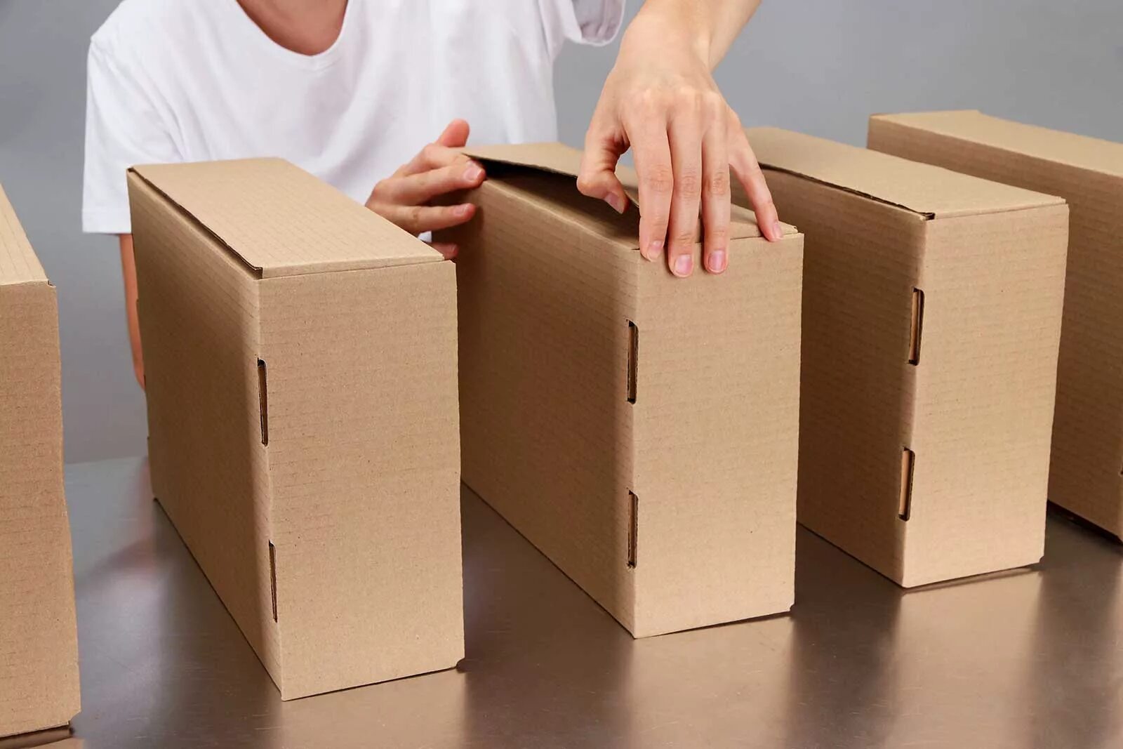 Упаковка товара на вб. Упаковка коробки. Коробки для упаковки товара. Коробки на складе. Картонные коробки склад.