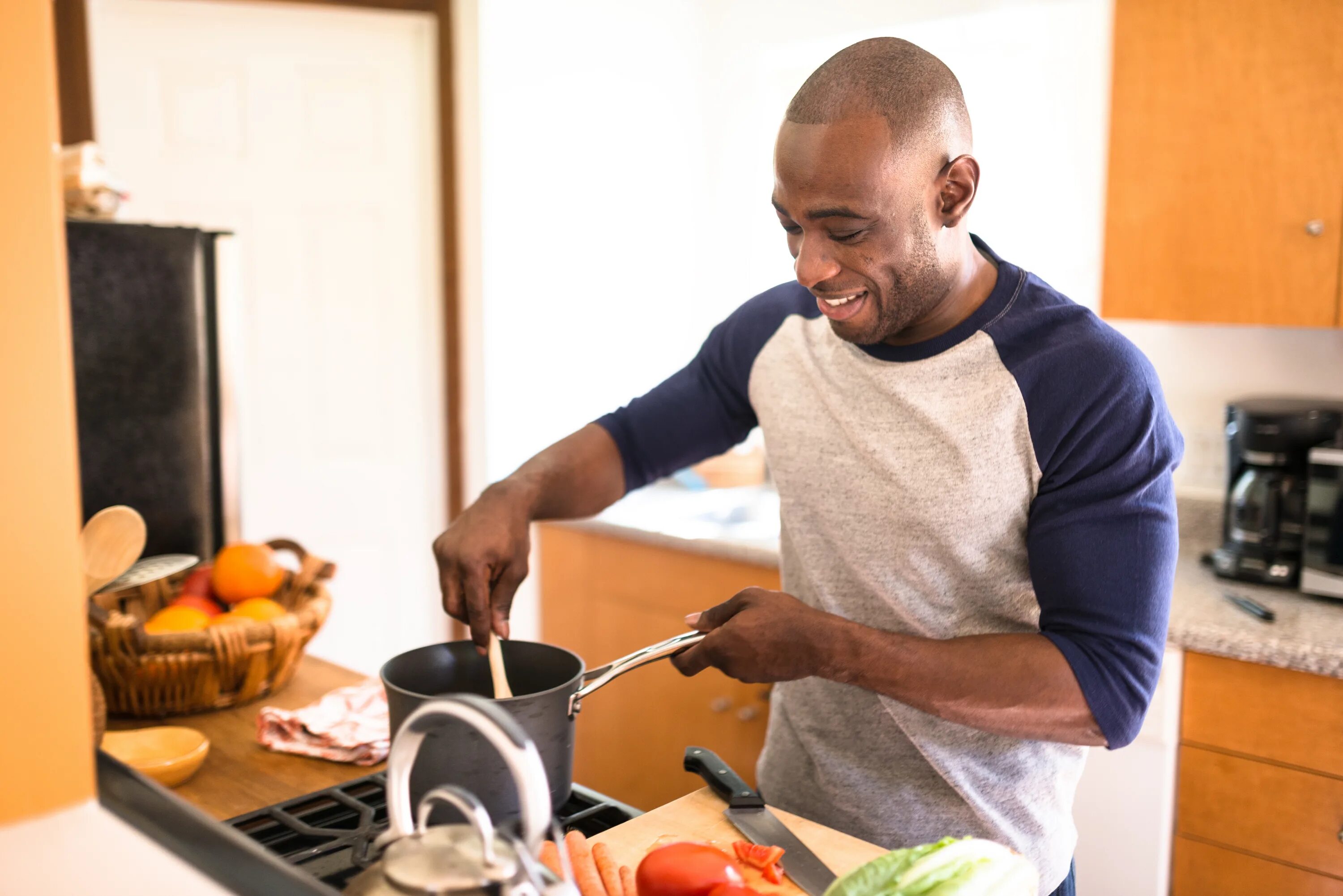 Cook dinner предложение. Мужчина готовит. Хобби готовка мужчины. Cook the dinner или Cook dinner. Мужчина увлеченно готовит.