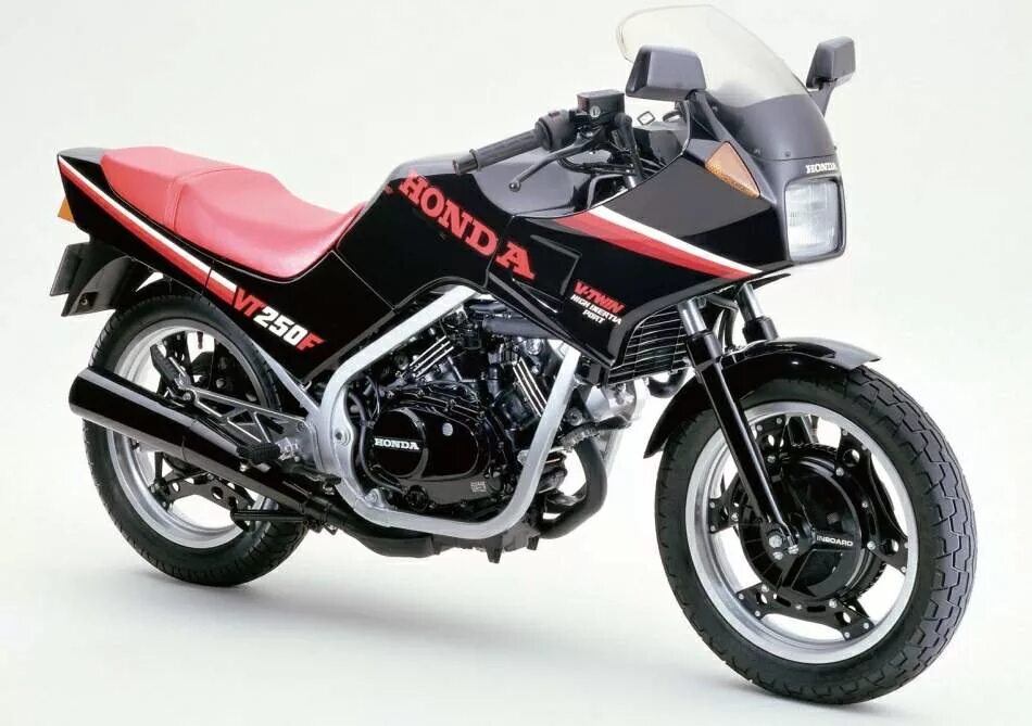 Купить мотоцикл из японии во владивостоке. Honda vt250f. Honda vt250 spada. Honda VT 250. Honda vt250f 1987.