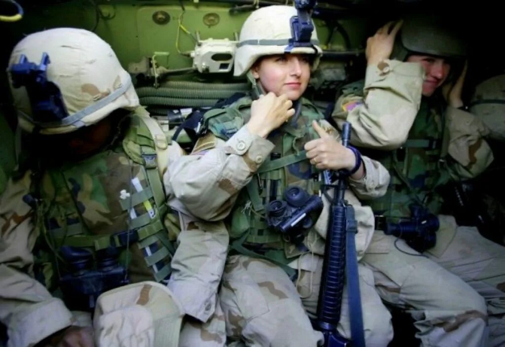 Тег армии. Женщины в американской армии. Армия США. Девушки в армии США В Ираке. Американские военные с иракскими девушками.