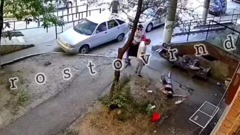 Девушка выпала из окна ростов