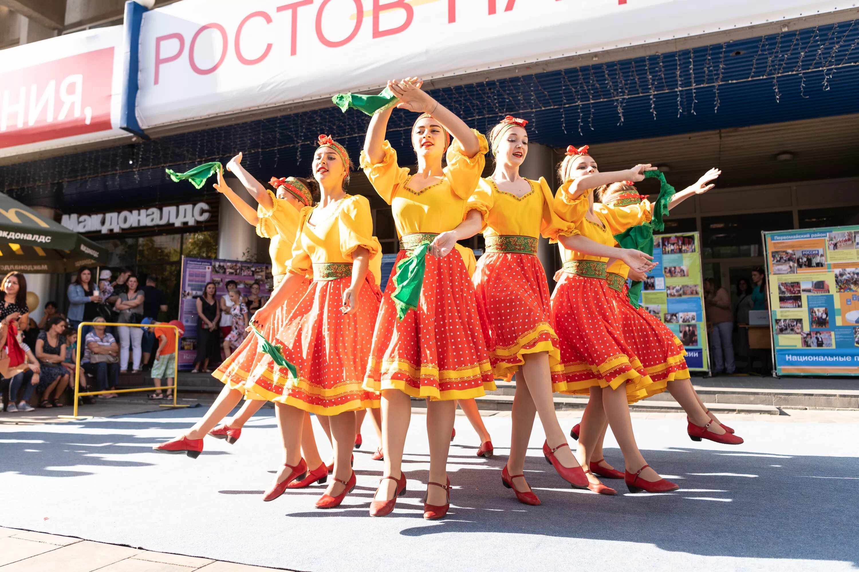 Праздник в Ростове. День города Ростов. Ростов на Дону праздники. Многонациональный Ростов на Дону. Народы ростова на дону