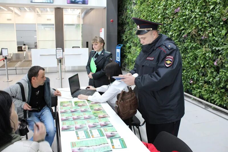 Линейный отдел полиции в аэропорту пулково. Линейная полиция аэропорт. Транспортная полиция в аэропорту. Полицейский в аэропорту. Полиция шереметьево.
