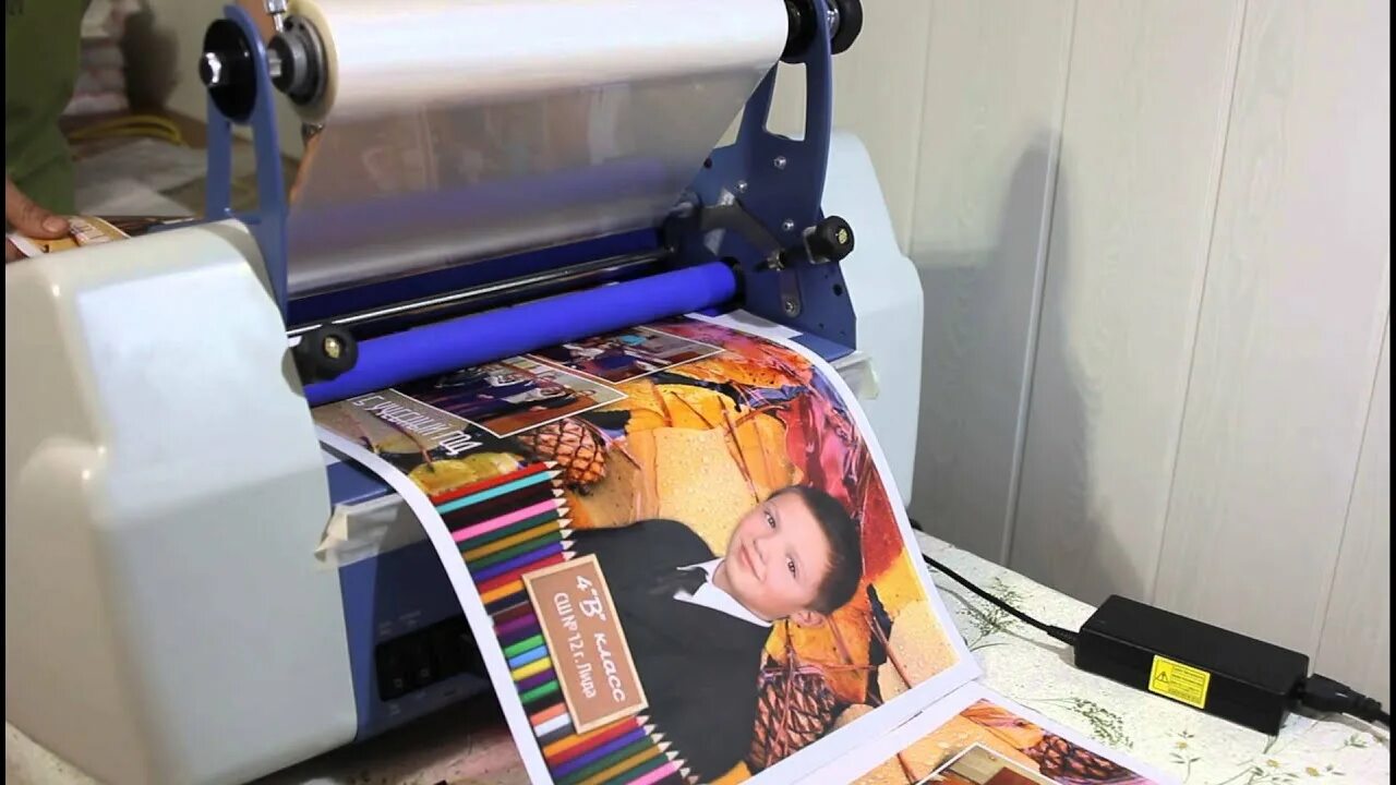 Интерьерная печать на пластике. Флаэр 90/50 цветочного магазина. Печать плакатов а3. Полиграфия а3. Печать чертежей на плоттере.