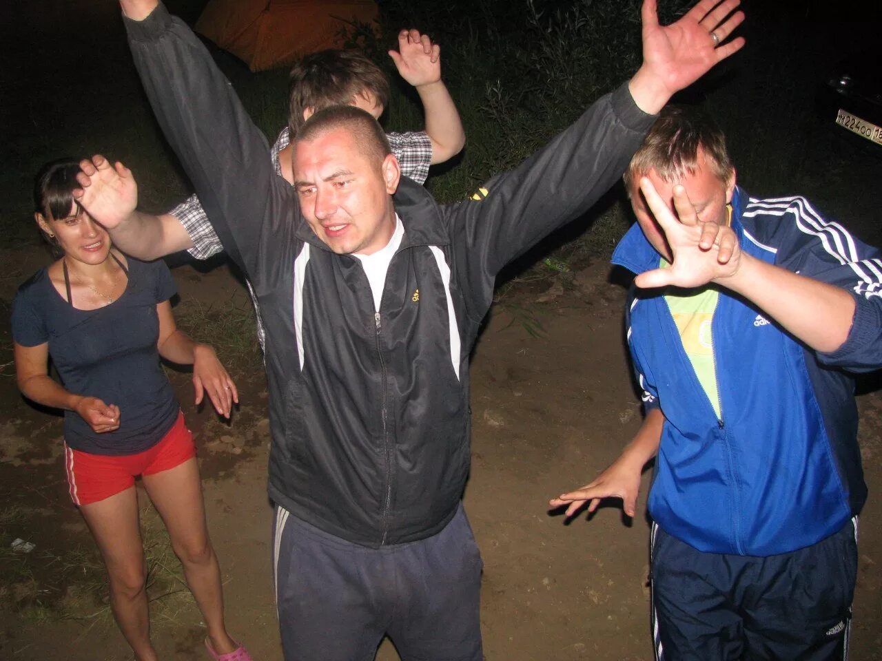 Деревенский клуб дискотека. Смешные девушки в клубе. Смешные люди танцуют. Пьяные танцы. Танцующие пьяные люди.