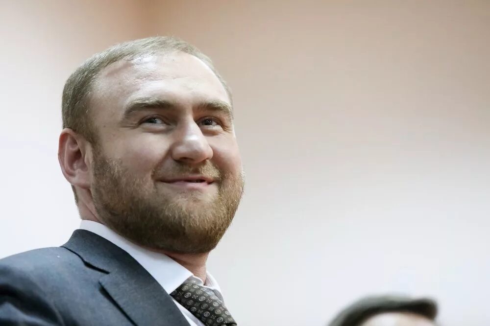 Арашуков фото денег Экс-сенатора Арашукова и его отца приговорили к пожизненным срокам. В чем они ви