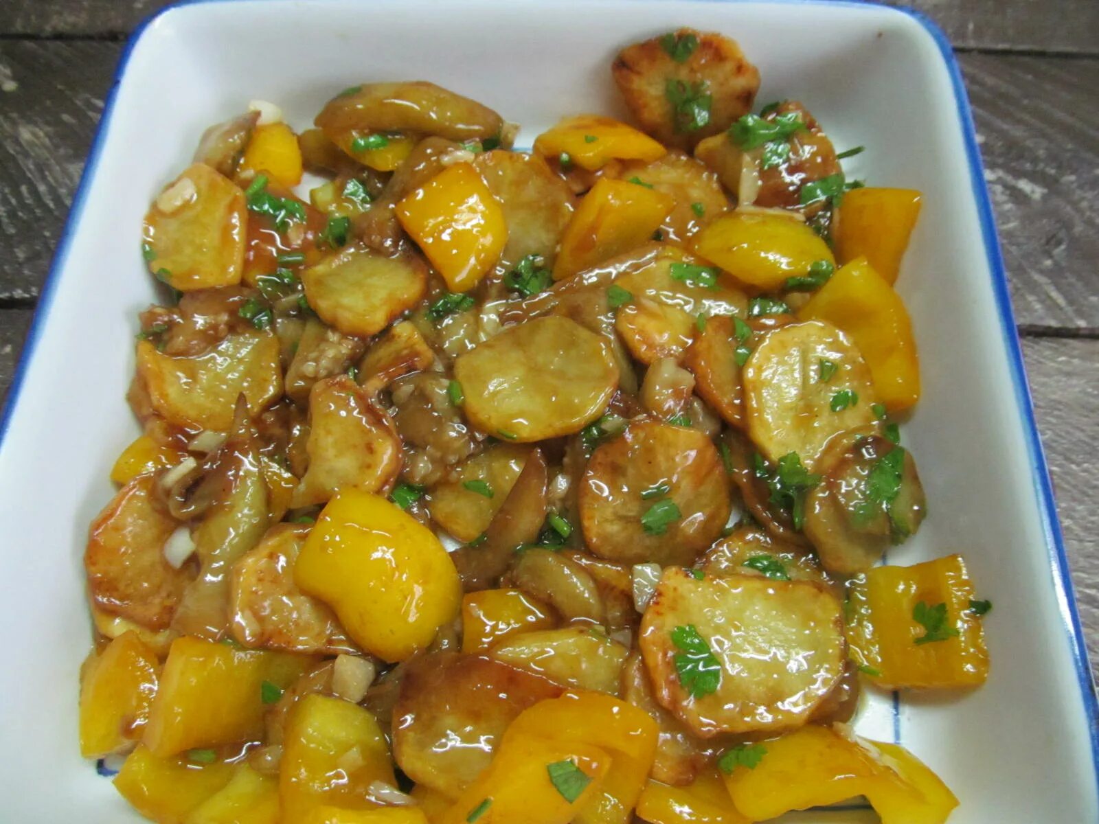 баклажаны с картошкой по китайски. китайская кухня чисанчи. чисанчи по китайски. картошка по пекински. баклажаны с картофелем по китайски.