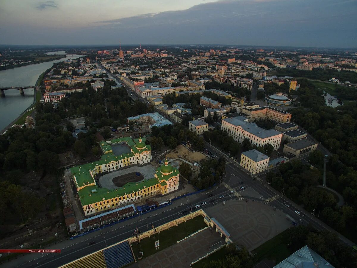 Тверь центральный. Тверь с птичьего полета. Центр Твери с высоты птичьего. Версальский трезубец Тверь. Центр города Твери с высоты птичьего полета.