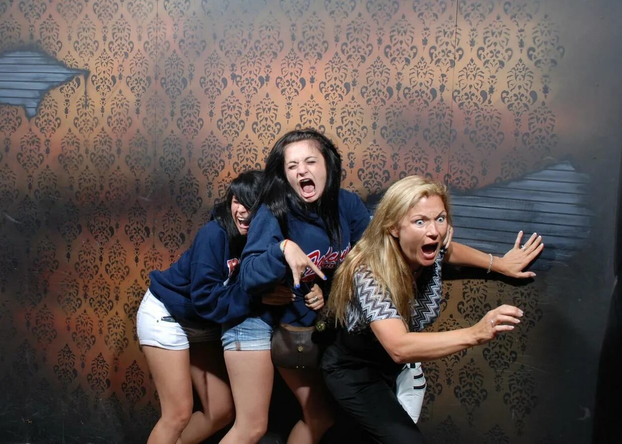 Аттракцион «фабрика страха» (Nightmares Fear Factory). Испуганные девушки. Девушка испугалась. Она сильно испугалась