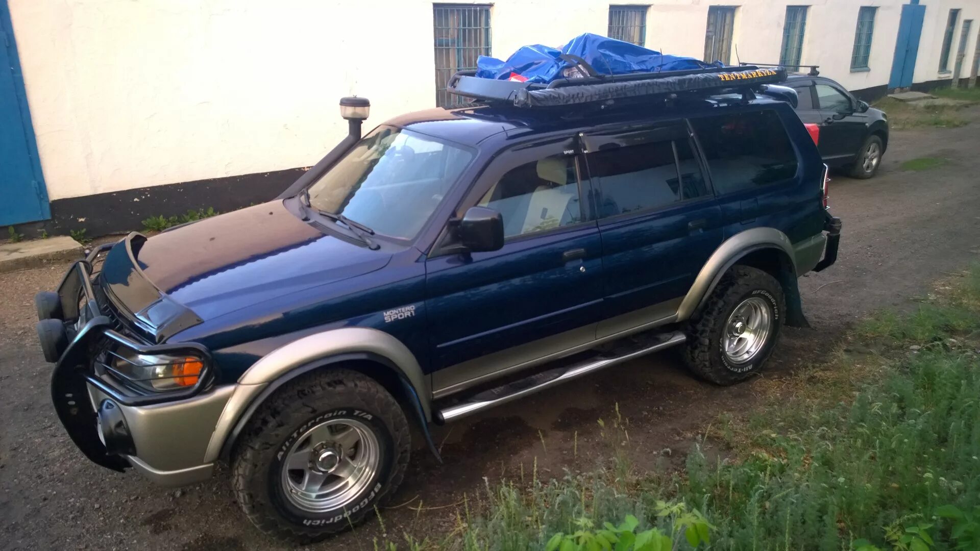 Mitsubishi pajero sport бензин. Montero Sport 2001. Mitsubishi Montero Sport 2002 темно синий. Монтеро спорт 2001 багажник. Багажник Монтеро спорт 1.