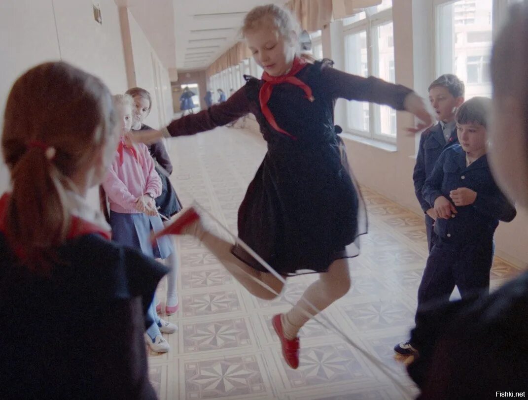 Перемена в школе. Перменав школе. Школьники на перемене. Перемена в Советской школе.