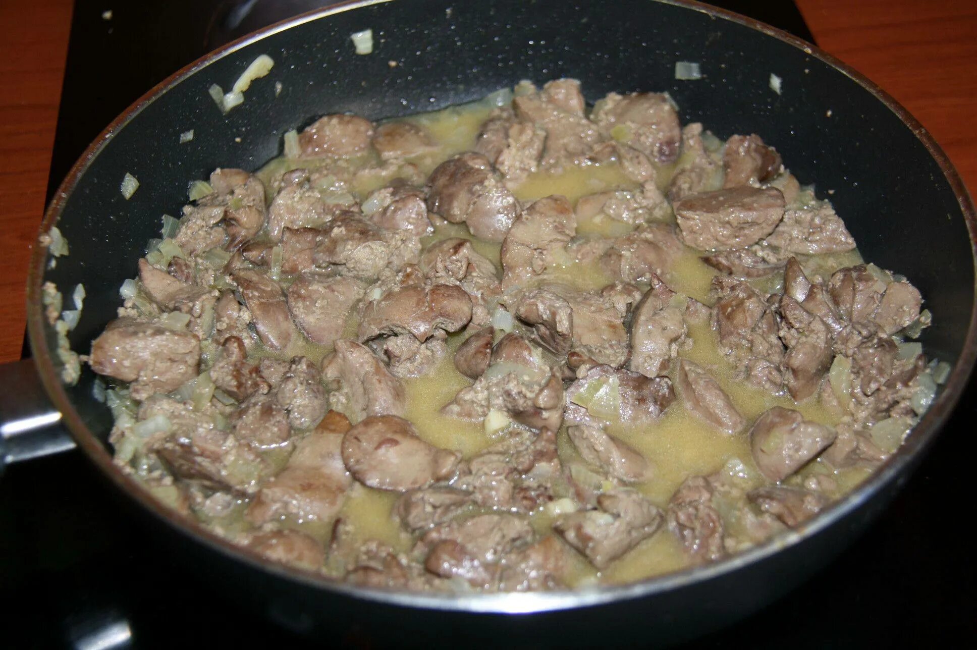 Рецепт как приготовить куриную печень на сковороде. Куриная печень в сметане с луком на сковороде. куриная печень в сметане с луком. куриная печень с луком на сковороде. куриная печень в сметане на сковороде.