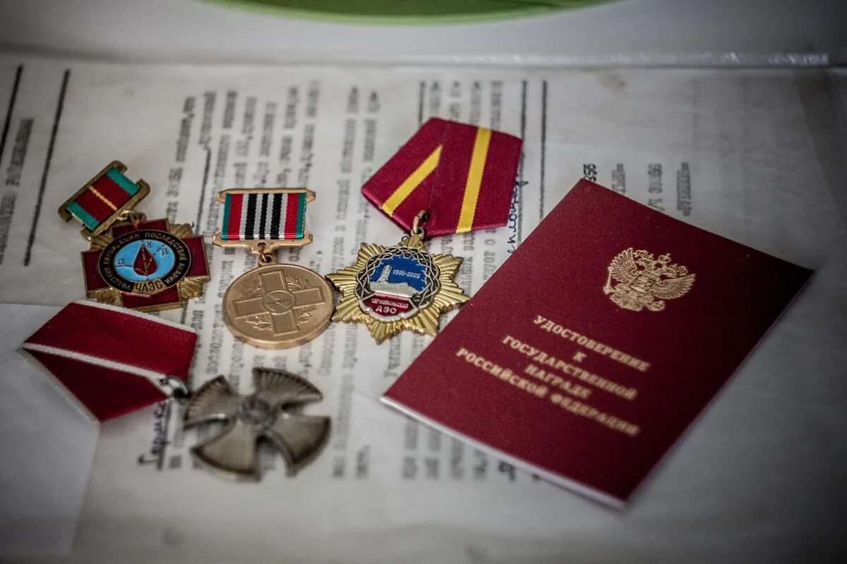 удостоверение ликвидатора чаэс. льготы чернобыльцам. социальная поддержка чернобыльцев. удостоверение 35 лет ликвидации аварии на чаэс. пособие ликвидаторам чаэс.