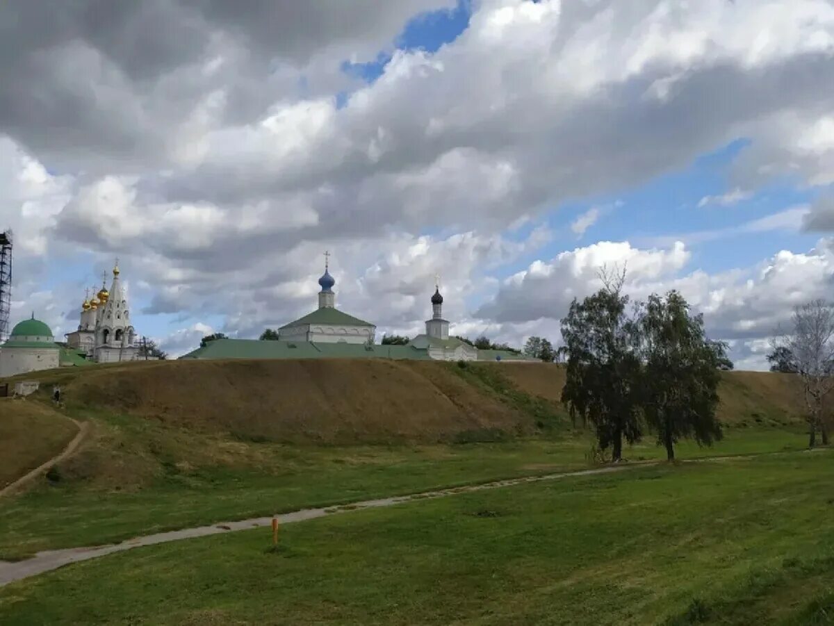 Рязанский Кремль вал. Кремлевский вал Рязань. Земляной вал Рязанского Кремля. Оборонительный вал в Рязанском Кремле. Кремлевский вал