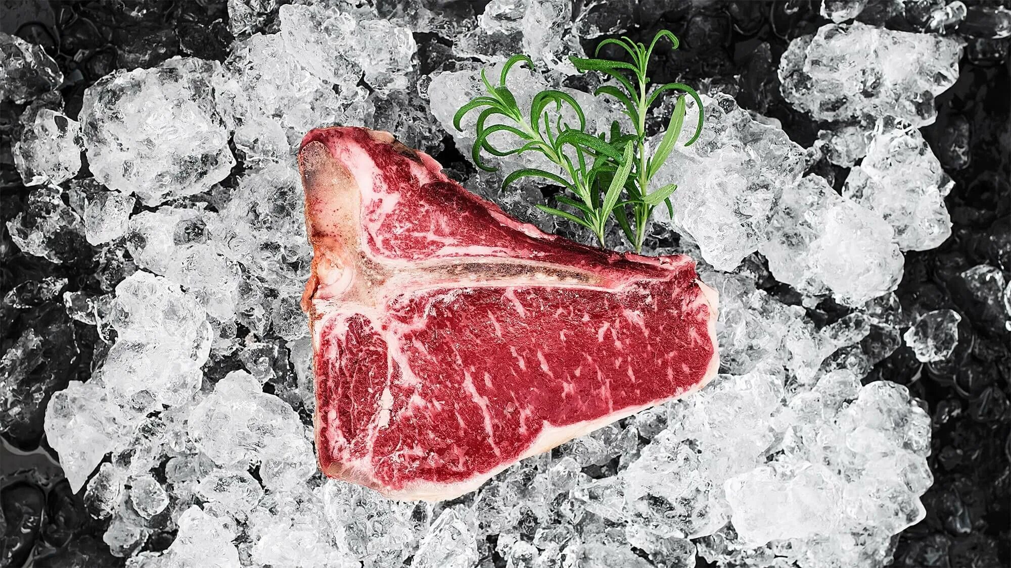 Стейк свиной сырой. Бифштекс сырой. Стейк рибай ковбой. Как разморозить стейк. Говядина медиум ред.