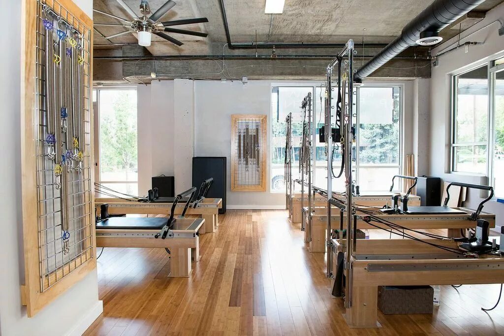 Пилатес gratz. Комната пилатеса. Фитнес студия пилатес. Пилатес студия спб. Пилатес студия.
