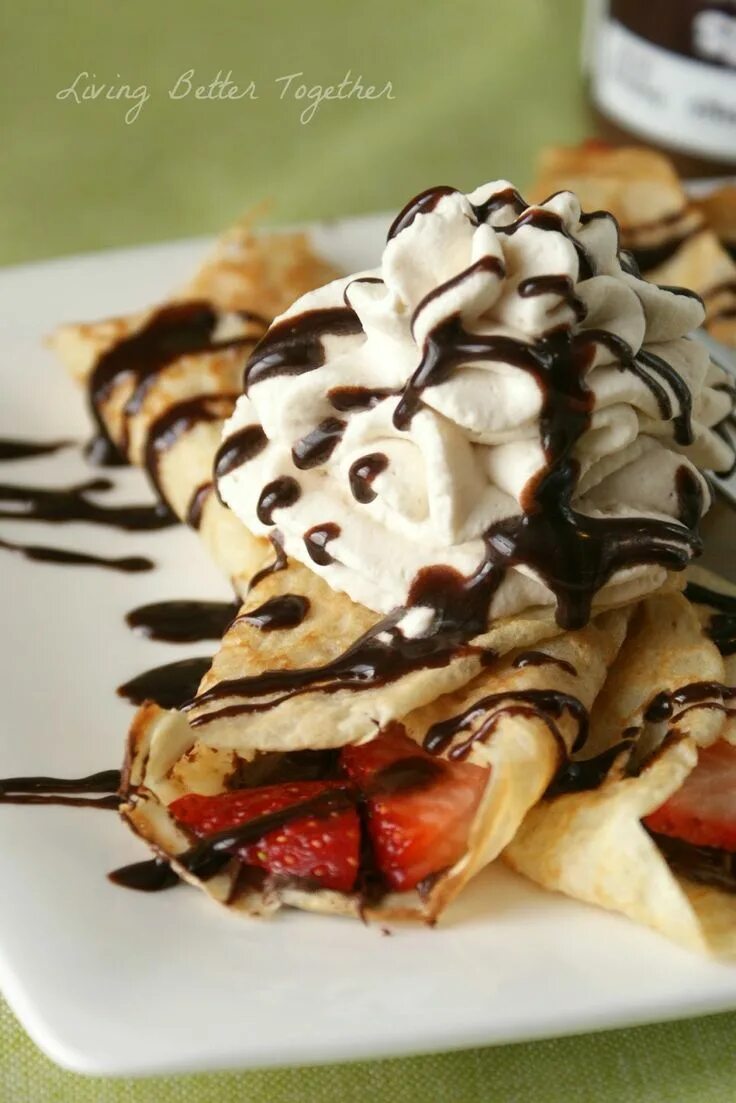 Crepe cookie. Блинчики со сливками. Блинчики со взбитыми сливками и шоколадом. Блиный со взбитыми сливками. Блинчики со взбитыми сливками и вишней.