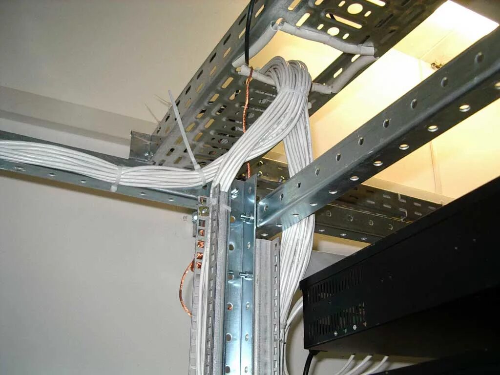 Вертикальная прокладка кабеля. Система кабельных лотков ДКС. Кабельный лоток (Cable Management 90 degree). Вертикальный кабельный лоток ДКС. Монтажный элемент для кабельных лотков DKC fc37305inox.