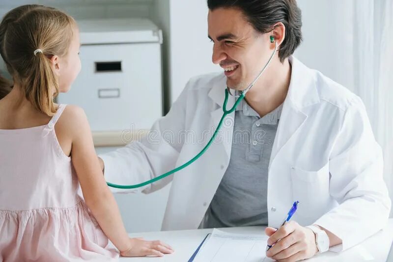 Врач без мягкого. Male Doctor Exam child. Schularzt. Doctor examines child Chest. Examination of the child.
