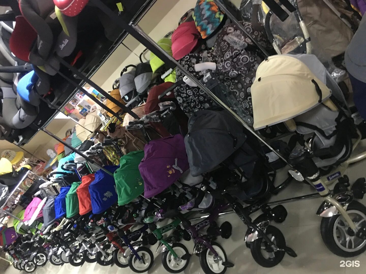 Магазин детских колясок. Детский магазин склад детских колясок. Склад детских колясок. Детский магазин колясок. Детский магазин колясок.