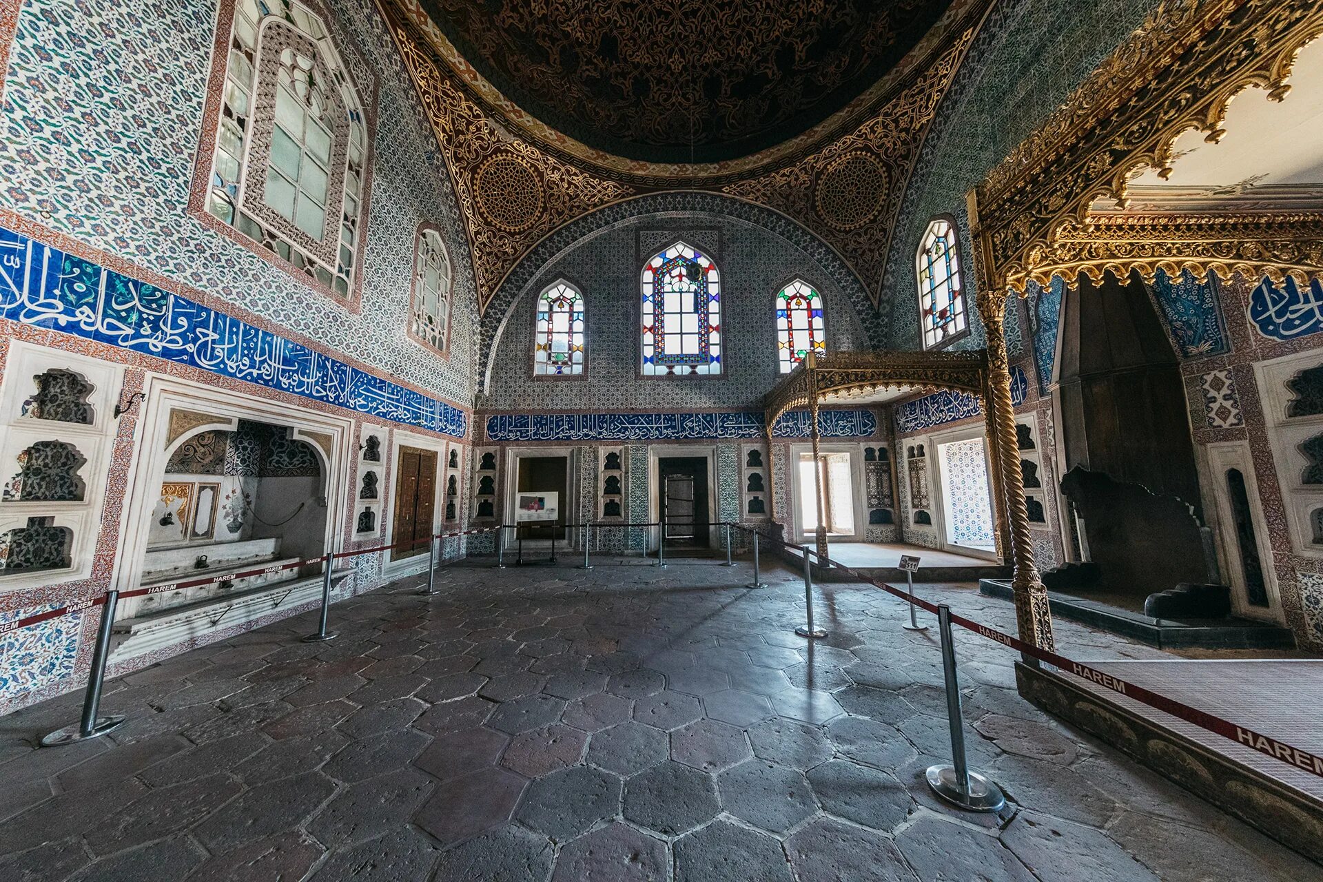 Где жили султаны. Дворец Топкапы в Стамбуле. Дворец Топкапы в Стамбуле гарем. Турция дворец Султана Сулеймана. Дворец Топкапы - Стамбул, Турция внутри.
