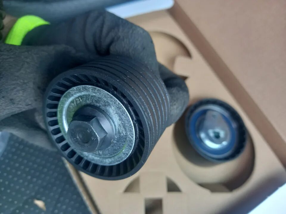 Натяжной ролик грм рено дастер 2. 6 артикул. Натяжной ролик рено дастер 2. Ролик натяжитель рено дастер 2. Ролик натяжителя дастер.