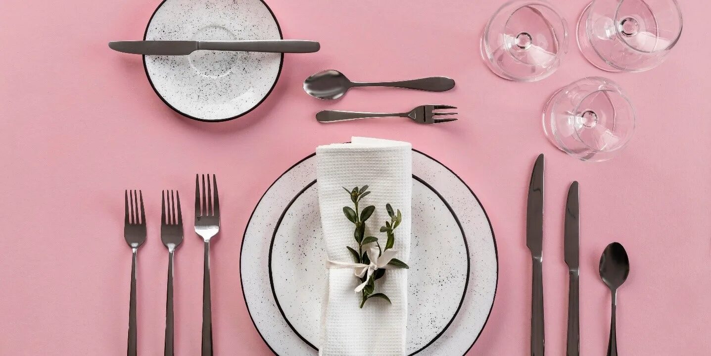 Сервировка столовых приборов. Сервировка стола нож и вилка. Тарелки для сервировки стола. Сервировка столовых приборов. Столовый этикет приборы.