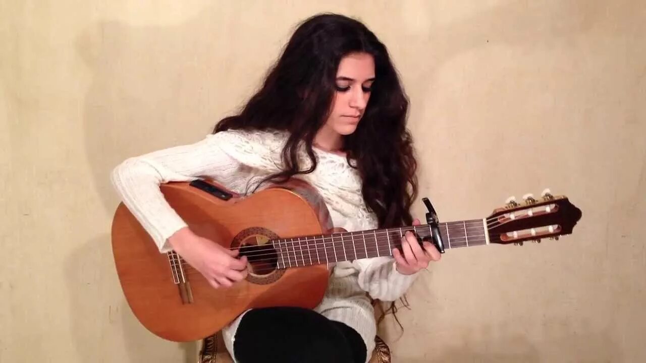 Песня под гитару звуки гитары. Под звуки гитары. Аккорды песен для гитары. Песня под гитару звуки гитары. Парень с гитарой.