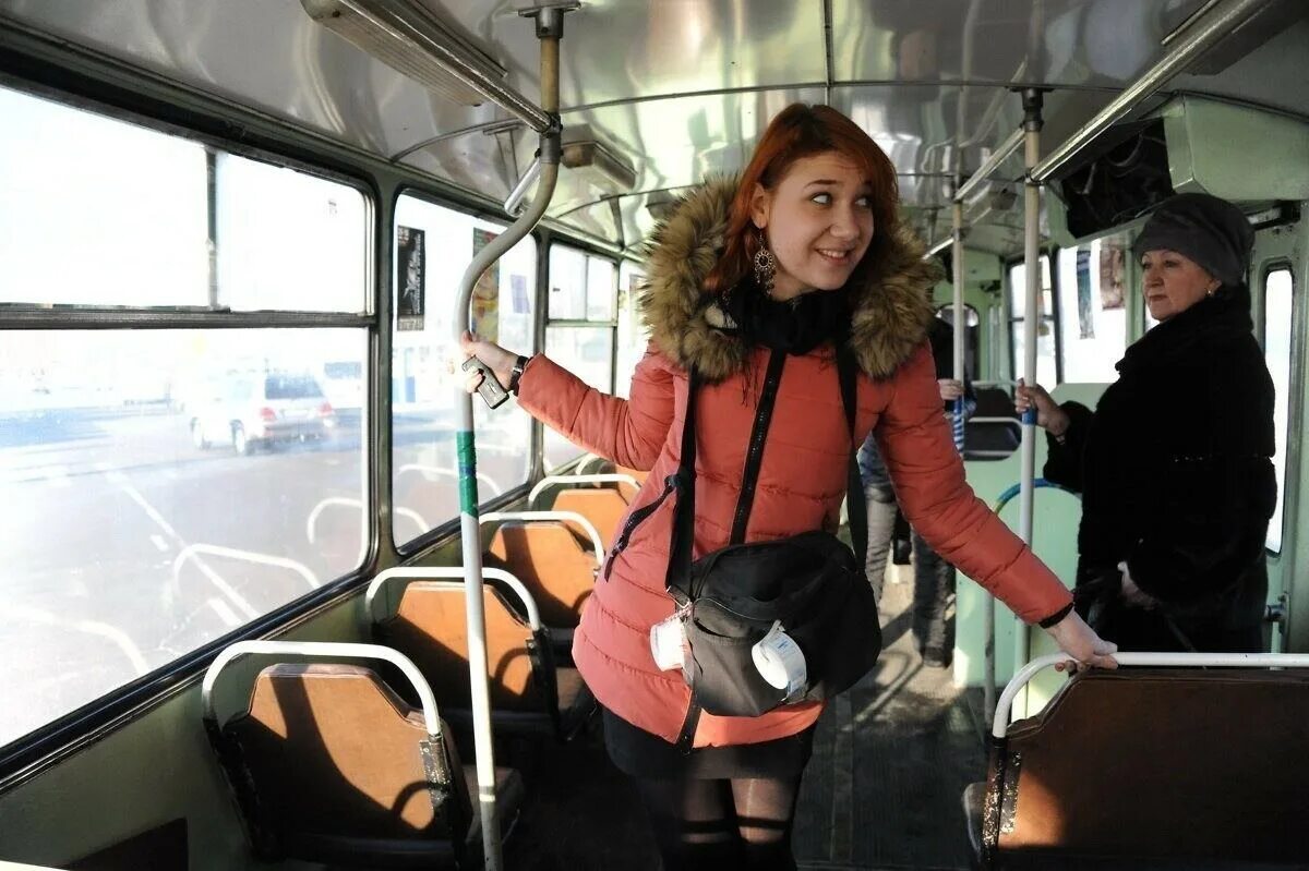 Кондуктор кондукторша. Девушка в троллейбусе. Кондуктор в автобусе. Красивые девушки в общественном транспорте. Русские женщины в автобусе