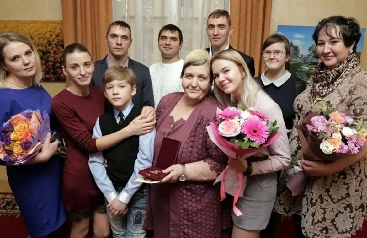 Многодетные семьи в казахстане сколько детей. Семья шишкиных 20 детей. валентина хромых многодетная мать. шишкины многодетная семья. самая многодетная семья в россии.