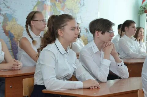 Девочка поздравила восьмиклассников
