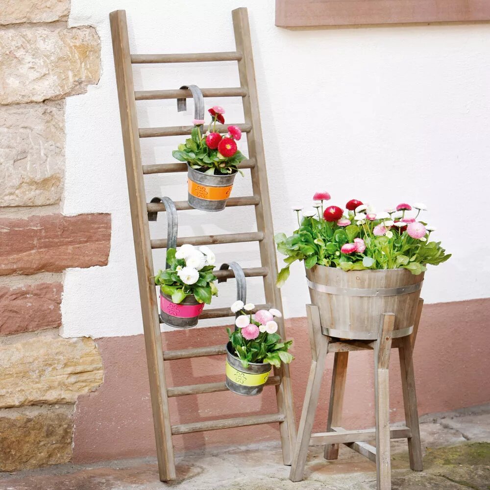 Уличная подставка для цветов своими руками. Лестница для цветов. Лесенка для цветов. Деревянная лестница для цветов. Лестница декоративная деревянная.