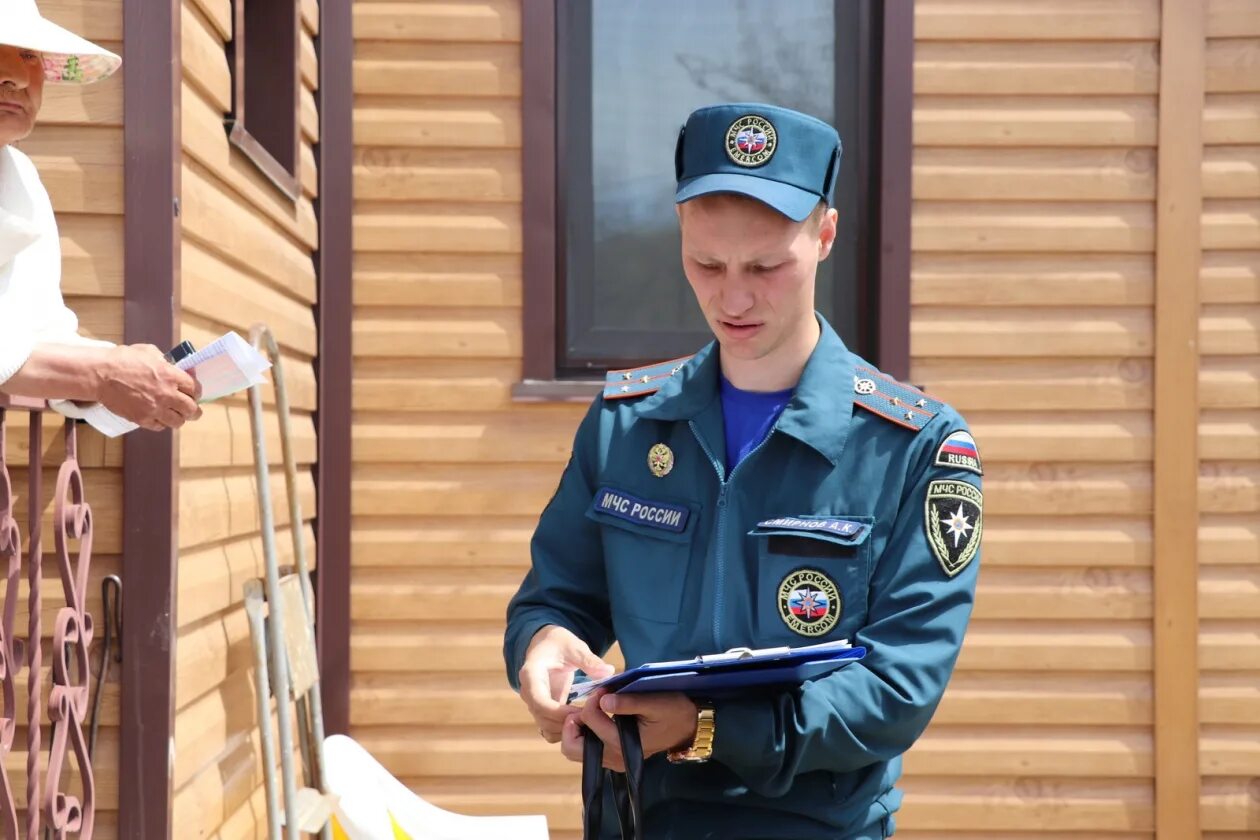 Службу государственного пожарного надзора. Инспектор ГПН МЧС. Государственный надзор МЧС России. Государственный пожарный инспектор. Инспектор государственного надзора.