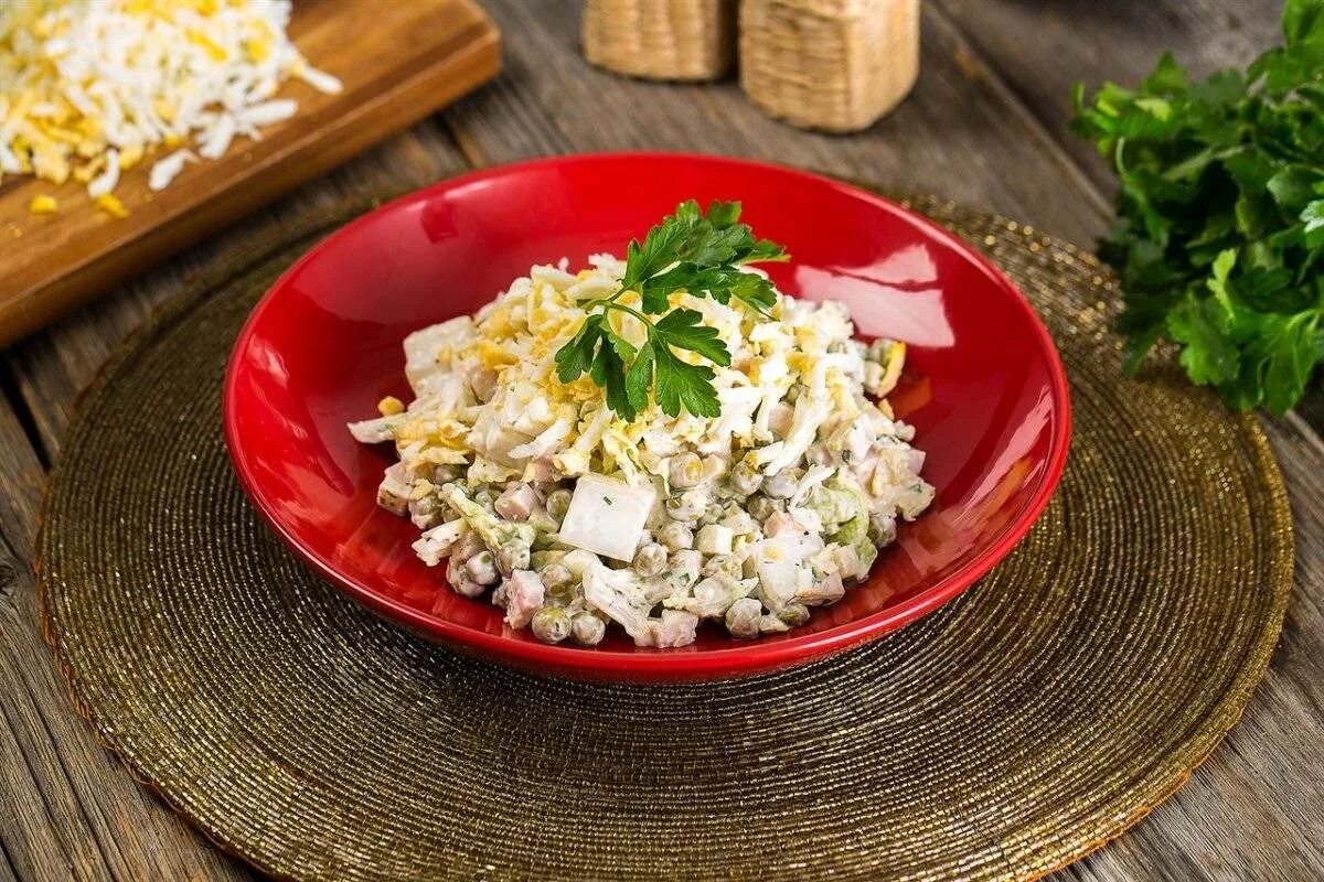 Рецепт салата из куриной грудки. Салат с куриной грудкой. Салатик с курочкой. Салат куриная грудка. Салат нежный с куриной грудкой.