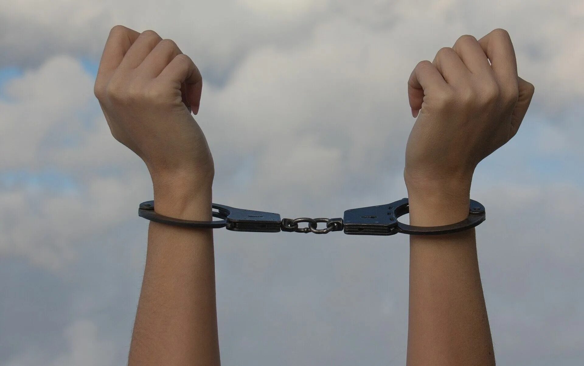 Песня даже если руки закованы. Песня даже если руки закованы. Руки в цепях. Цепь. Мужчина в цепях.