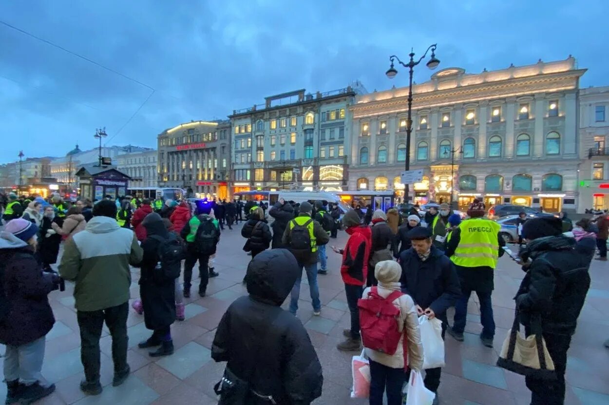 Какая сегодня в спб. Митинги СПБ Гостиный двор Санкт-Петербург. Митинг в СПБ на Гостином дворе. Протесты 2021 21 января Санкт-Петербург Гостиный двор. Массовые мероприятия.