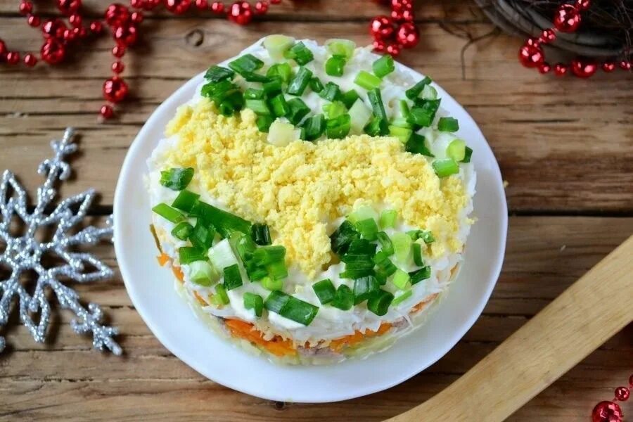 Салат печень трески с яйцами и сыром. Новогодние салаты с печенью. салаты на новый год с зеленью. новогодний салат с печенкой. новогодний салат ингредиенты.