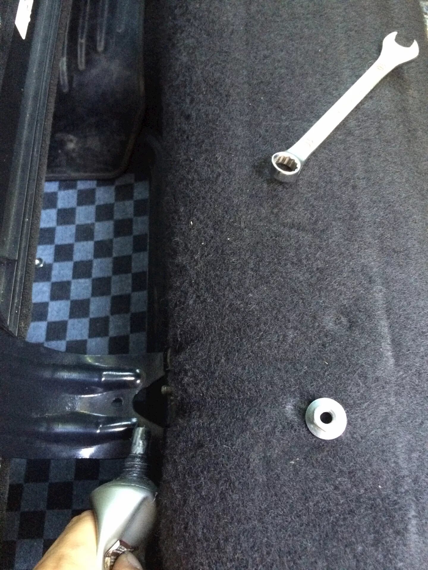 Кронштейн заднего сиденья Приора универсал. Труба кронштейн задних сидений Приора 2. Приора гайки крепления задних сидений.