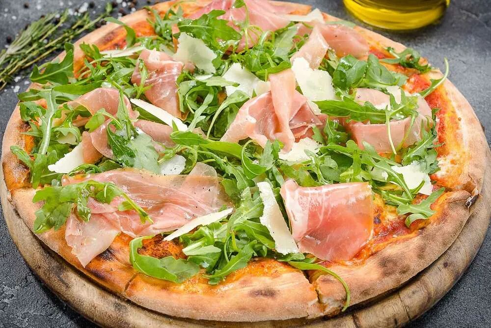Прошутто крудо пицца. Неаполитанская пицца с хамоном. Пицца с хамоном. Пицца парма руккола. Пицца с хамоном.